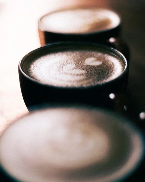 An image of a batch of drinks in a coffee shop.